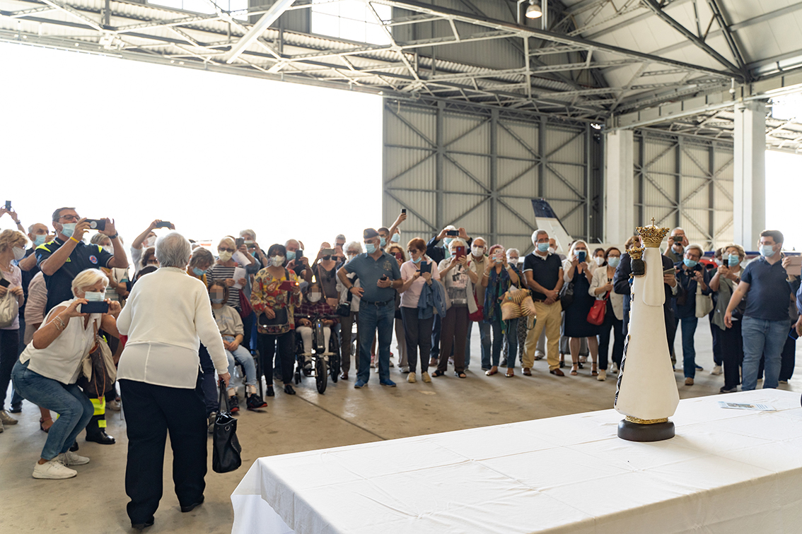 Funzione religiosa Madonna di Loreto negli hangar dell’Aeroculb Milano – foto ©Yuri Laudadio