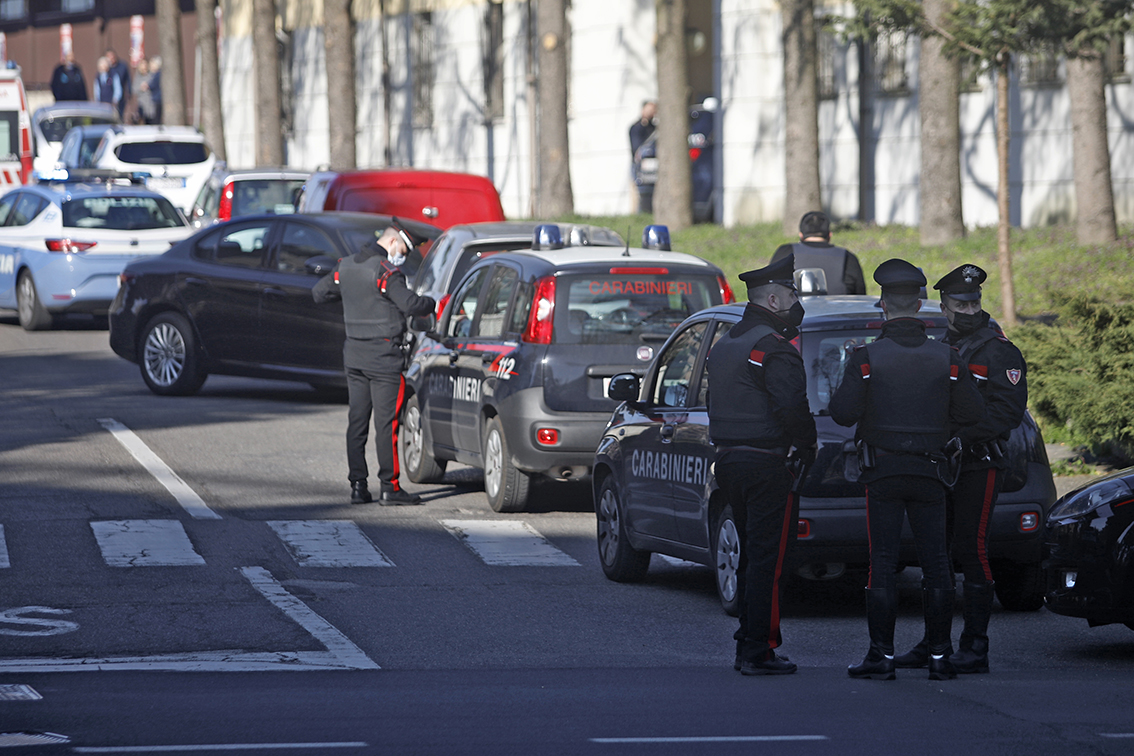 Rho (MI): un folle si barrica armato nel suo appartamento di via Gandhi