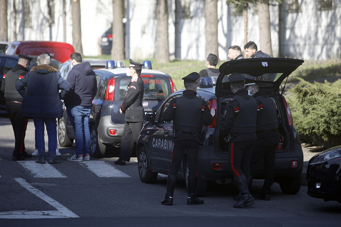 Rho (MI): un folle si barrica armato nel suo appartamento di via Gandhi