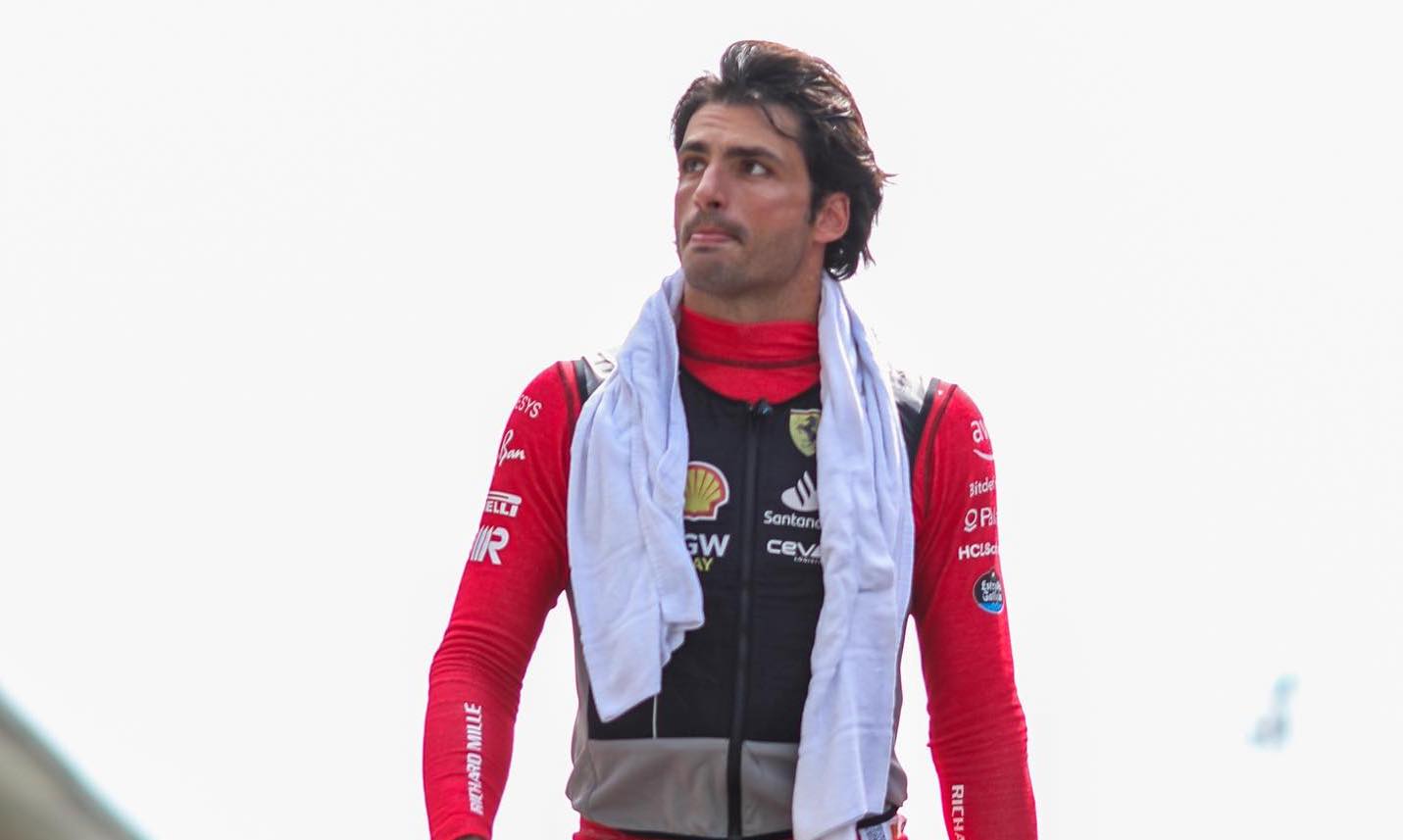 Il Pilota Ferrarista Carlos Sainz Rapinato Dellorologio A Milano